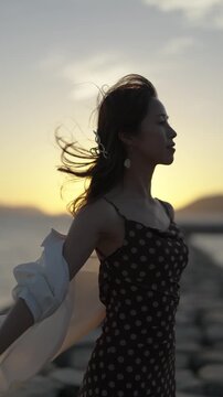 夕暮れの海にいる女性