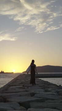 夕暮れの海にいる女性