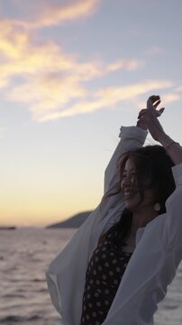 夕暮れの海にいる女性