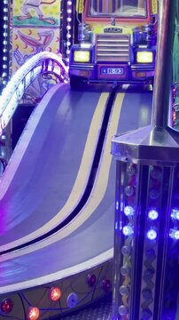 Atracci&oacute;n de feria trenecito ni&ntilde;os tiovivo carrusel coches y camiones luces y colores para peque&ntilde;os y cr&iacute;os con vag&oacute;n, v&iacute;a, maquinista y carril viaje