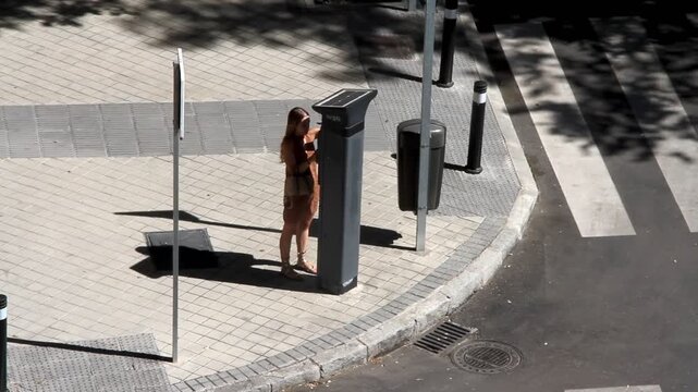 Ticket de la hora mujer en parqu&iacute;metro zona ser servicio estacionamiento regulado aparcamiento tiquerera expendedora
