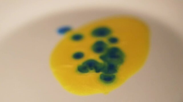 farbe blau gelb tropfen