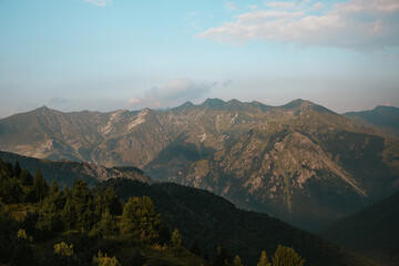 Obraz premium Rugged rocky mountain range illuminated by soft natural light