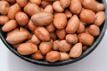 Obraz premium Raw peanut kernels in brown peel in close-up White Background