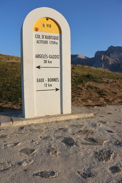 Col d'Aubisque dans le massif des Pyr&eacute;n&eacute;es, entre les vall&eacute;es d'Ossau et d'Arrens (Nouvelle-Aquitaine, Pyr&eacute;n&eacute;es-Atlantiques, France)
