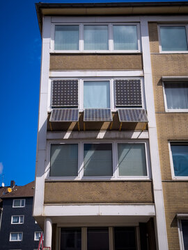 Ungew&ouml;hnliche Konstruktion von Solarpanelen an Fenstern und einer Fassade in Remscheid, Deutschland