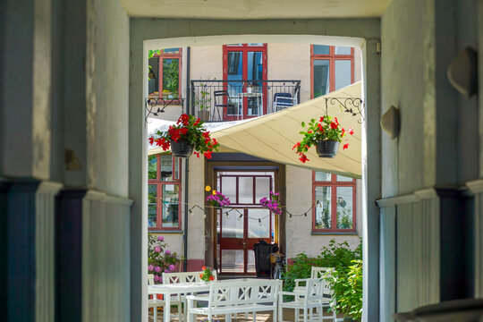 Gr&uuml;nerl&oslash;kka courtyard with outdoor seating in Oslo