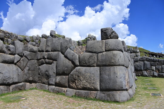 Blauer Himmel und wei&szlig;e Wolken &uuml;ber einer Steinmauer von Sacsayhuam&aacute;n