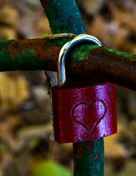 Heart lock and chain 