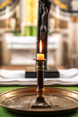 Naklejka premium Candle flame glowing on a church altar
