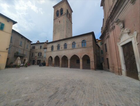 Piazza Pio XII a Sant'Angelo in Vado, dominata dallo storico Palazzo della Ragione e dalla sua imponente torre civica, detta 'El Campanon'