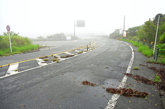 静岡県伊豆市　伊豆半島　霧の静岡県道411号西天城高原線に西伊豆スカイラインの終点が合流
