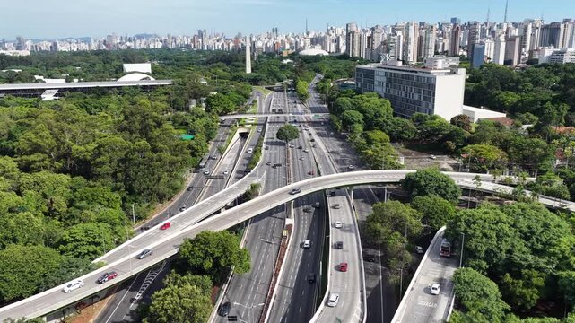 Vista A&eacute;rea do tr&acirc;nsito na Avenida Ibirapuera com a ciadde de S&atilde;o Paulo ao fundo