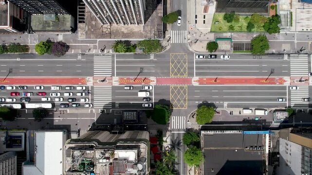 Vista A&eacute;rea da Avenida Paulista com Ciclovia, Faixas de Pedestres e T&uacute;nel em S&atilde;o Paulo.