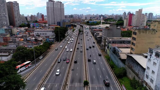Vista A&eacute;rea de Drone do Viaduto Santa Ifig&ecirc;nia, Tr&aacute;fego da Avenida Prestes Maia e Vale do Anhangaba&uacute; em S&atilde;o Paulo