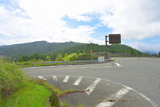 静岡県伊豆市　伊豆半島　霧の静岡県道411号西天城高原線に西伊豆スカイラインの終点が合流
