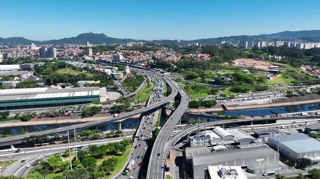 Vista A&eacute;rea de Drone de Viadutos, Tr&aacute;fego da Marginal Pinheiros/Tiet&ecirc; e Pico do Jaragu&aacute; em S&atilde;o Paulo