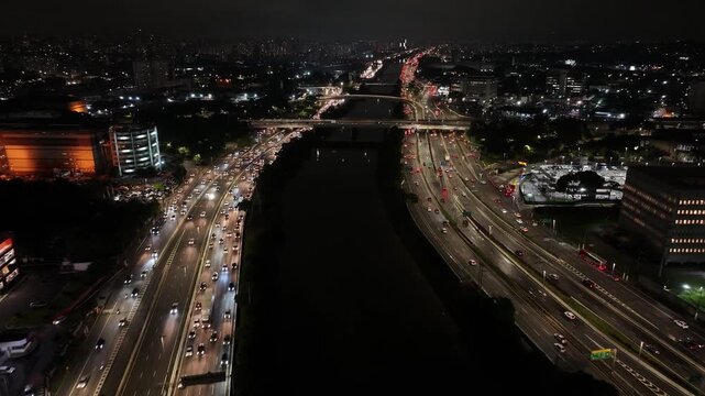 Vista A&eacute;rea Noturna de Drone do Tr&aacute;fego na Marginal Tiet&ecirc;, Pontes e Paisagem Urbana Iluminada de S&atilde;o Paulo