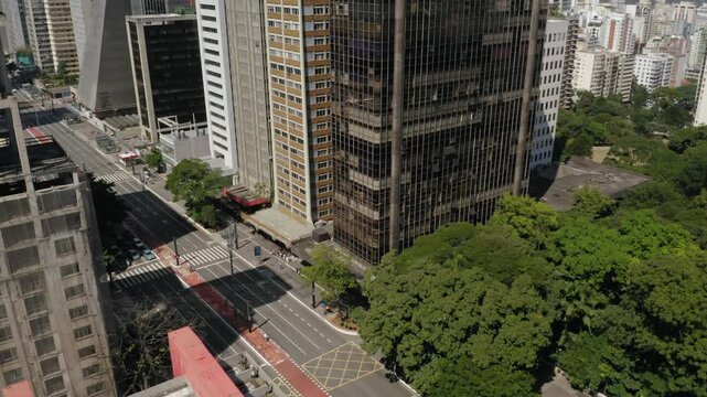 Vista A&eacute;rea de Drone do Museu de Arte de S&atilde;o Paulo (MASP), Tr&aacute;fego da Avenida Paulista e Skyline