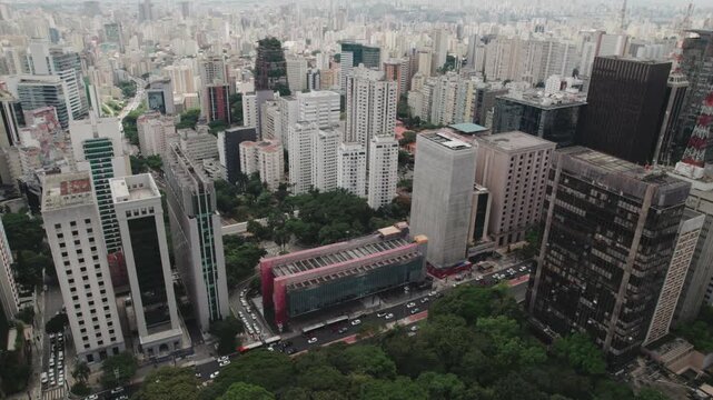 Vista A&eacute;rea de Drone do Museu de Arte de S&atilde;o Paulo (MASP), Tr&aacute;fego da Avenida Paulista e Skyline