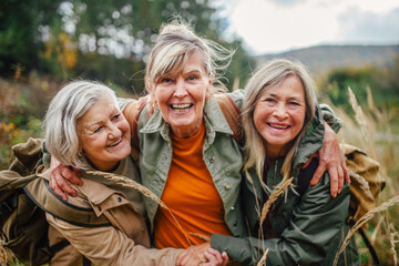 Naklejka premium Group of mature female friends enjoying countryside walk.