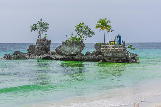 Boracay is a dream island in the Philippines, known for its powdered, four-kilometer-long White Beach.The island is located northwest of Panay in the province of Aklan. Southeast Asia