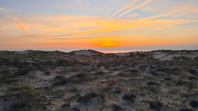 La belle dune de sable de la presqu'&icirc;le du Cap Ferret au coucher de soleil un soir d'hiver (Gironde, Aquitaine, c&ocirc;te atlantique)
