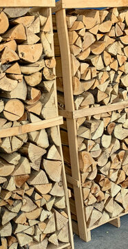Pales de madera con le&ntilde;a cortada y organizada para el almacenamiento de invierno