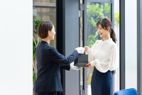 ショッピング　女性