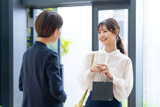 ショッピング　女性
