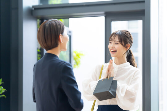 ショッピング　女性