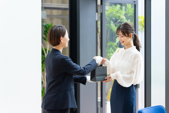 ショッピング　女性