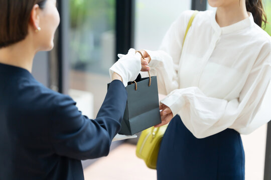 ショッピング　女性