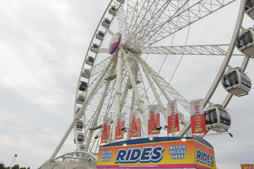 Obraz premium rides ticket booth and CNE Superwheel or traveling Ferris wheel, midway, Exhibition Place, Toronto (22 August 2026)