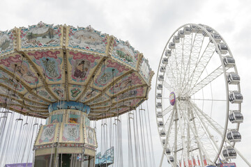 Obraz premium Wave Swinger and CNE Superwheel or traveling Ferris wheel, midway, Exhibition Place, Toronto (22 August 2026)