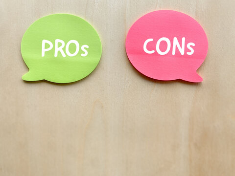 Pink and green speech bubbles labeled &ldquo;Pros&rdquo; and &ldquo;Cons&rdquo; representing comparison, decision making, evaluation, advantages and disadvantages.