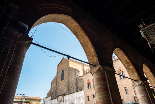 Parte della basilica di San Petronio a Bologna vista da sotto i portici di piazza Maggiore in estate