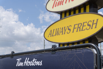 Naklejka premium novelty roadside pylon near Tim Hortons, a coffee shop chain, located here at 415 Danforth Rd (Scarborough) Toronto