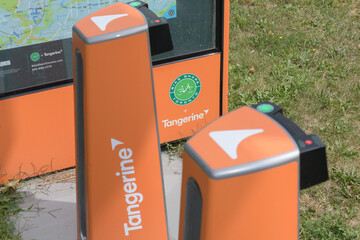 Naklejka premium Bike Share Toronto dock with poster and docking point featuring Tangerine Financial logo