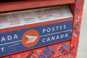 Naklejka premium Canada Post street letter box with postal-code wrap decoration in Toronto