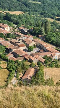 Le centre du joli village occitan de Roquefixade vu depuis les ruines du ch&acirc;teau de Roquefixade (Pyr&eacute;n&eacute;es ari&eacute;geoises, Occitanie)