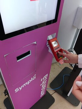 Pagamento com cart&atilde;o em m&aacute;quina de auto atendimento.