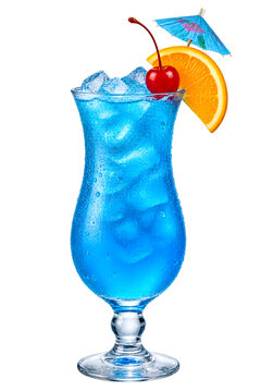 Copa de cocktail de color azul con hielo , cereza y naranja, sin fondo, fondo transparente.