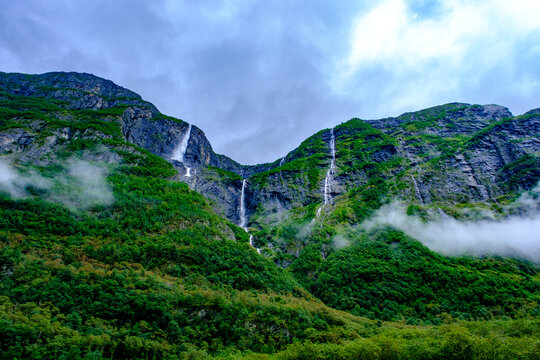 Cascate dalle montagne nei pressi del N&aelig;r&oslash;yfjord, Norvegia