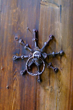 Maniglia. Antica chiesa in legno di &Oslash;ye (&Oslash;ye stavkyrkje), Vang, Norvegia