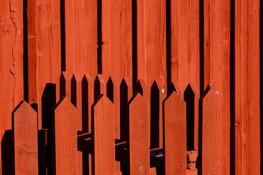 Steccato e casa in legno dipinti di rosso a Uppsala, Svezia