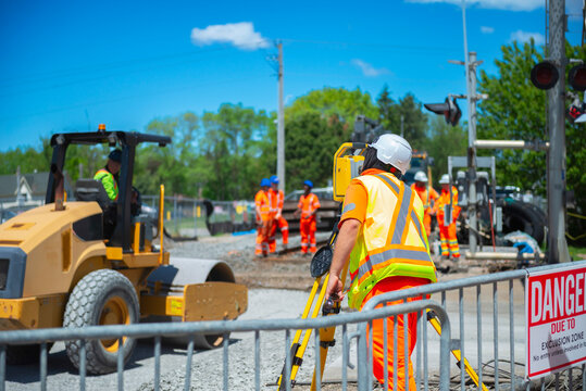 railway construction in Canada, building the renewal of a level crossing, upgrading from a single line to twin track
