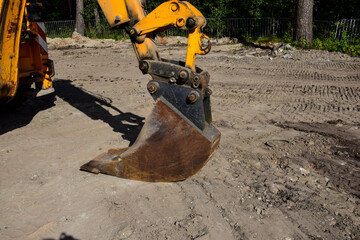 Demolition excavator on huge mountain of crushed concrete slabs © Olesia
