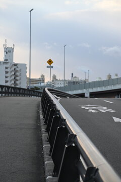 道路のカーブに沿って続く黒いガードレール