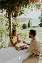 Naklejka premium Enjoying a romantic dinner by the lake on a warm summer evening